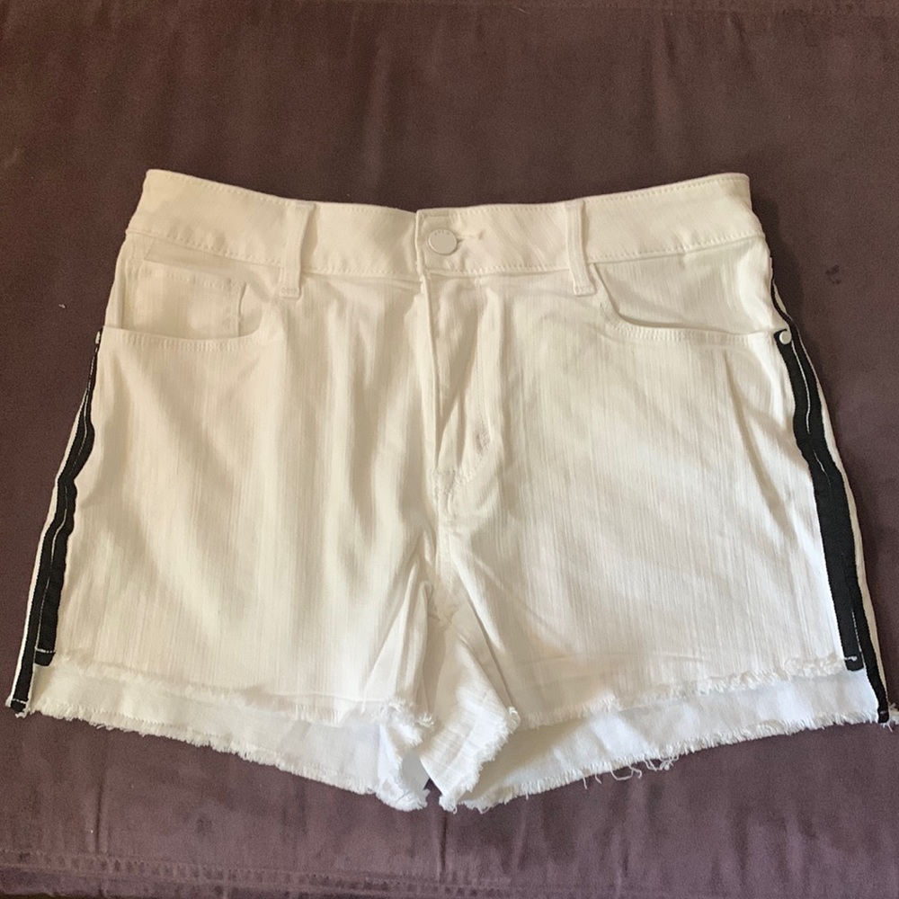 NWT Apt. 9 White w/Blue Striping Shorts 8 (2avail)